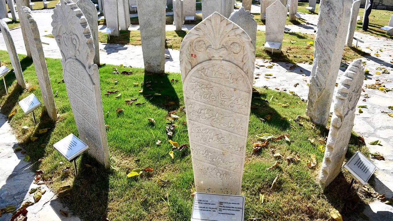 Asırlık mezar taşları Kuşadası'nda sergileniyor