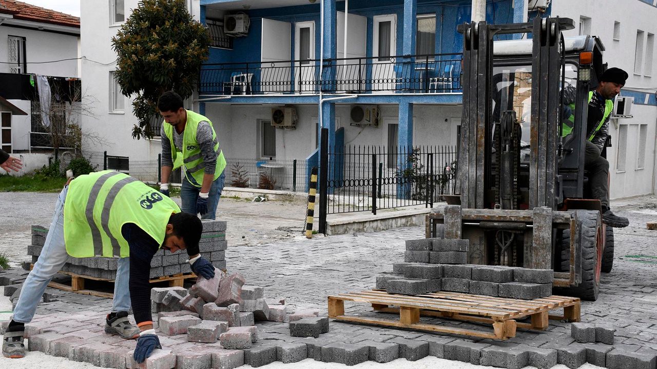 Kuşadası Belediyesi'nden Hacıfeyzullah Mahallesi'nde kesintisiz yol çalışması