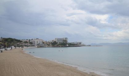 Kuşadası’nda plaj ve işletmeler yağmur nedeniyle boş kaldı