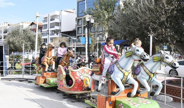 Kuşadası’nda öğrenciler tatilin keyfini oyun alanında çıkarıyor