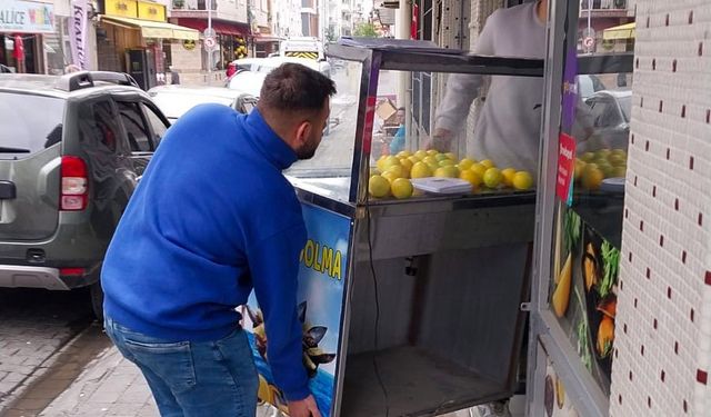 Efeler Belediyesi kaldırımları işgalden arındırıyor