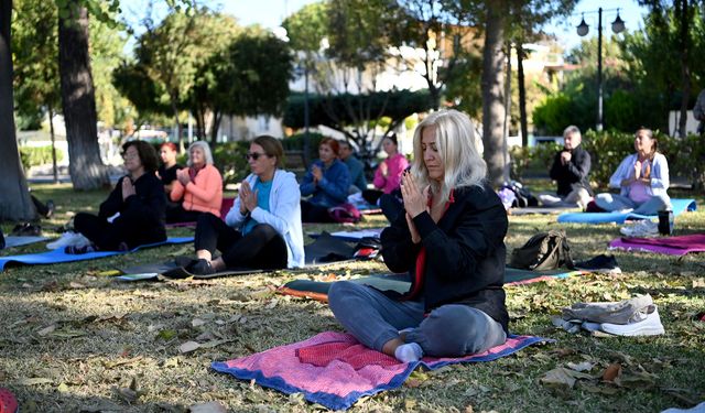 Güzelçamlı'nın muhteşem havasında yoga yaptılar
