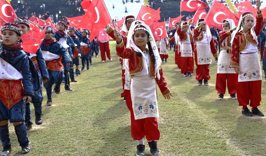 Cumhuriyet Bayramı Kuşadası'nda coşkuyla kutlandı