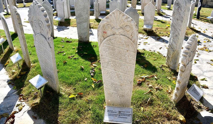 Asırlık mezar taşları Kuşadası'nda sergileniyor