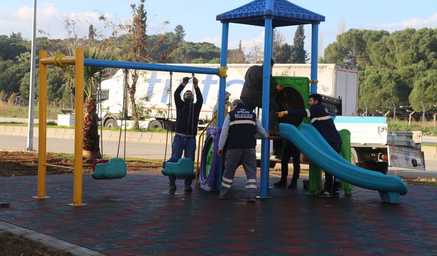 Efeler parkları yeniliyor çocuklar güvenle oynuyor