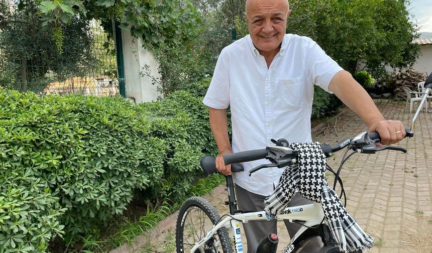 Filistin’in direniş sembolünü bisikletinde taşıyor