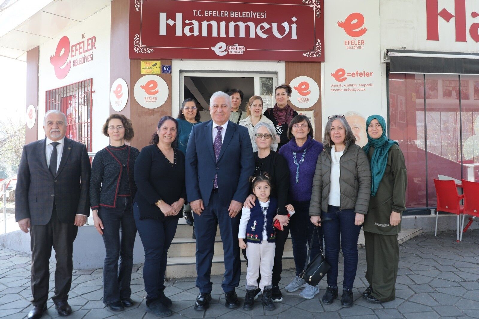 Başkan Atay Hanımevi’nde kadın vatandaşları ziyaret etti